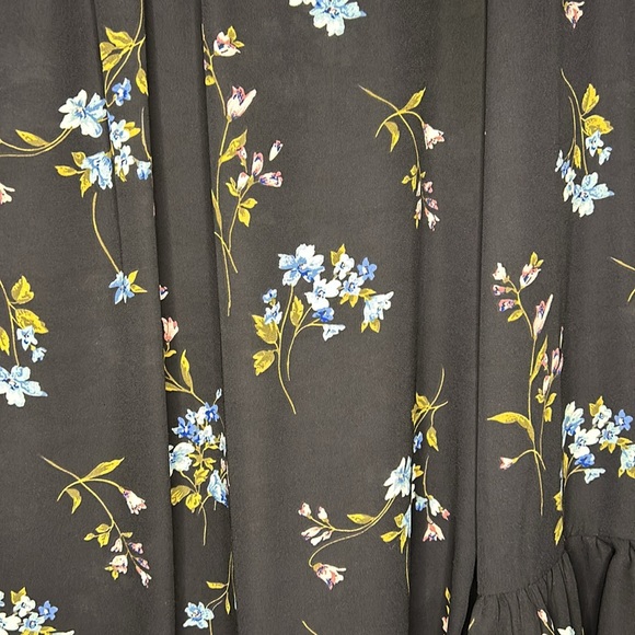 Premise Studio Women’s Size Medium Top w/ Bell Sleeve - Picture 4 of 5